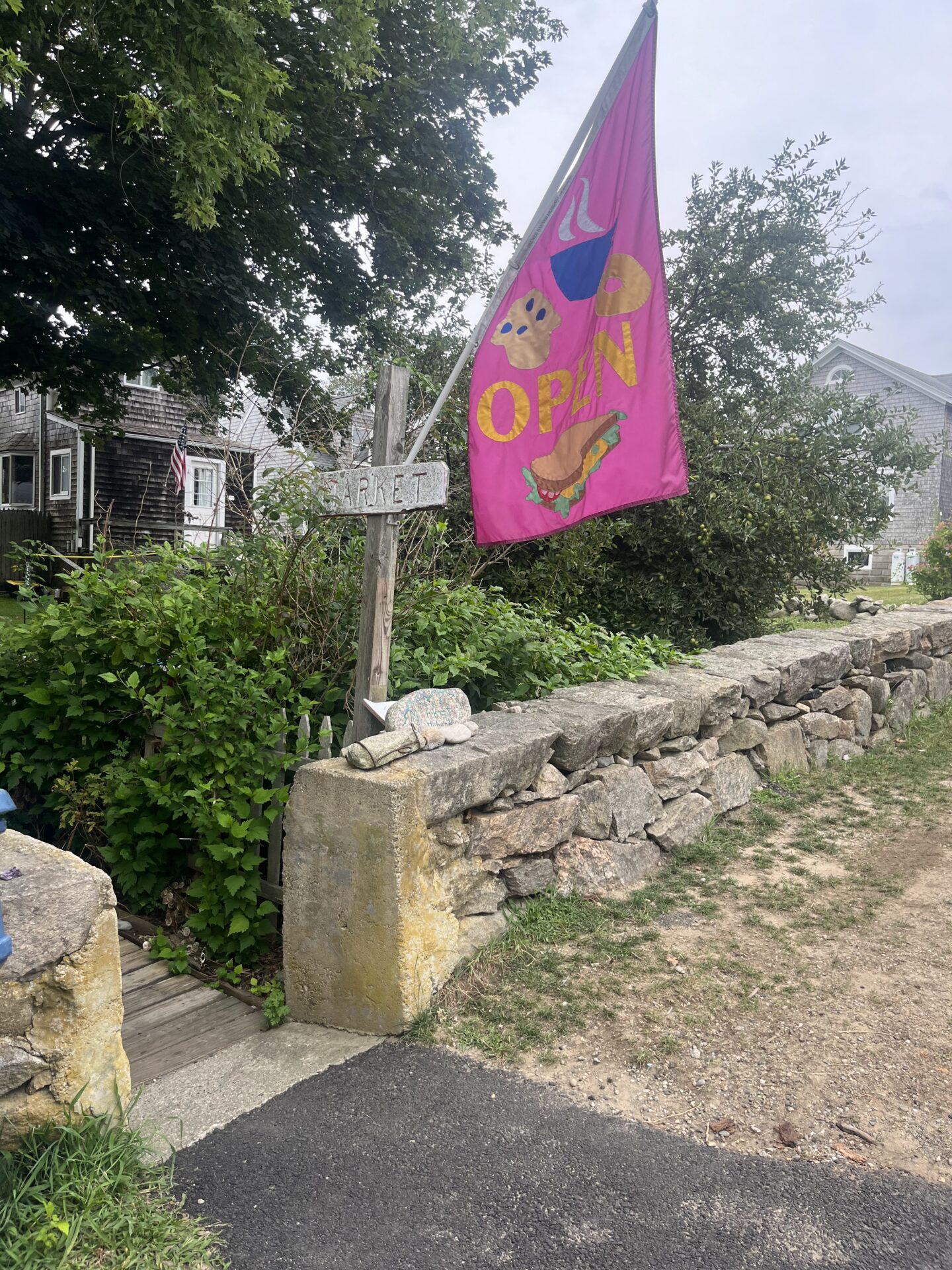 open sign at Cuttyhnk Island market